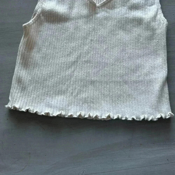 Brandy Melville Ribbed V-Neck Sleeveless Top Ruffle Bottom Size Small Cropped  i - Picture 4 of 6